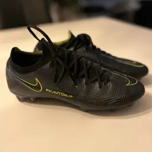 Nike Phantom (2021-2022) gräsdobbar storlek 41 använda 1-2 gånger och utmärkt skick säljes för 600 kr