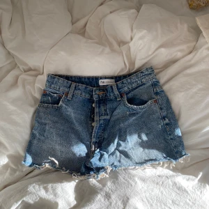 Zara shorts - Säljer mina midwaist zara shorts köpta i vintras. Använda max 5 gånger💘💘Små i storleken, så passar mig som har 34/36!