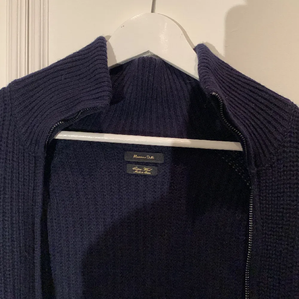 En tvärgosig zip up tröja från Massimo Dutti. Väldigt skönt material (cotton - wool) med randigt tema. Sätt trenderna och köp den här då det än inte är alldeles för många som upptäckt dessa typer av tröjor. . Tröjor & Koftor.