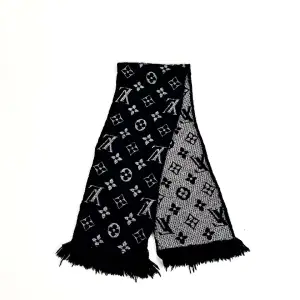 Louis Vuitton Halsduk Skick:10/10 Storlek: One size Färg: Svart/Silver