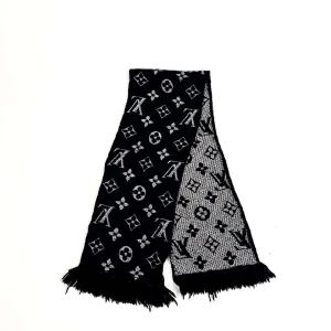 Louis Vuitton Halsduk - Louis Vuitton Halsduk Skick:10/10 Storlek: One size Färg: Svart/Silver