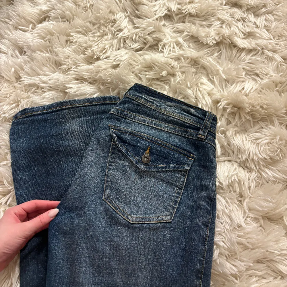 säljer dessa superfina bootcut jeans, då det inte kommer till någon användning🌸 använda någon enstaka gång, så i gott skick!. Jeans & Byxor.