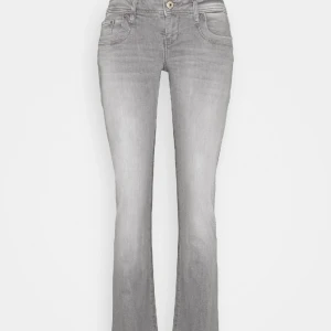 Lbt jeans - Hej säljer mina fina gråa lbt jeans som jag älskar massor, men tyvär passar dom inte mig då jag behöver en mindre strl. De har inga defekter. För att köpa dom direkt säg ett bra pris