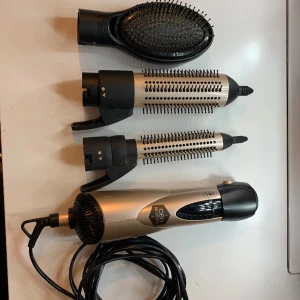 Värmeborste- Björn Axén - Jag säljer min värmeborste från Björn Axén i modellen airstyler 700 där flera användbara munstycken ingår. Den är fullt fungerande och har använts fåtalet gånger. Jag säljer den för 450kr men priset går att diskuteras. Nypris 700kr!