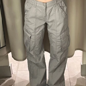Gråa Cargo byxor  - Gråa cargos från H&M  Oanvända (prislappen kvar) Lågmidjade 