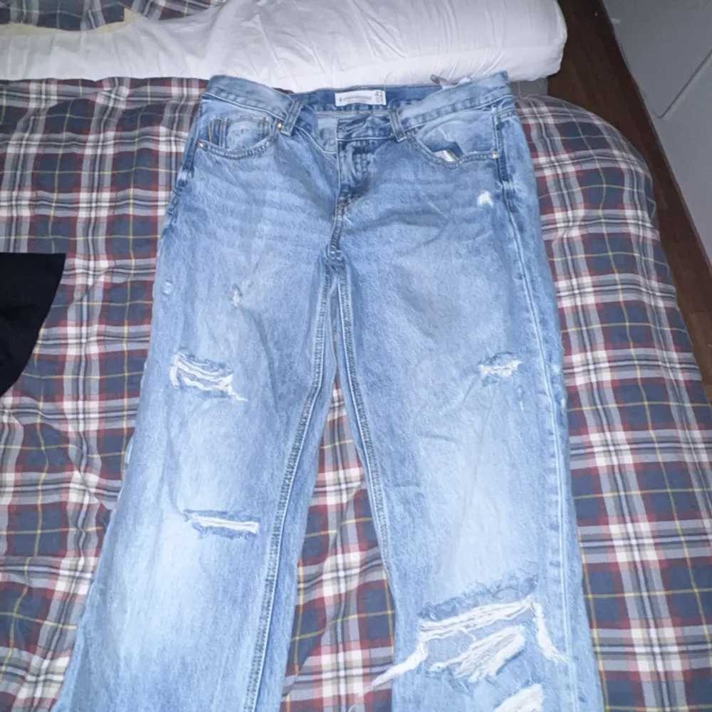 Ett par fina stradivarius jeans med hål på båda benen. Jeansen är i storlek 42 och använda några få gånger. Nytt skick✨. Jeans & Byxor.
