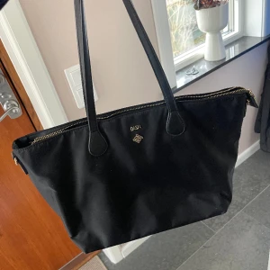 Svart väska - Svart väska från Dasia. Den är använd fåtal gånger och den är i ett väldigt fint skick!