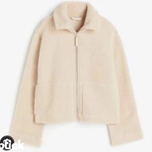 Hm Teddy jacka  - Säljer denhär Teddy jackan från hm, använd 1 gång