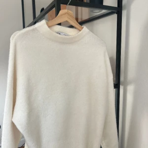 Stickad tröja  - Bra skick, lite nopprig på något ställe. 🌸