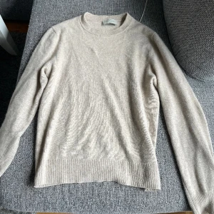 Kashmir tröja - Säljer denna otroligt sköna kashmir tröjan från a days march. Köpte för ett år sedan för 2600, släpper nu för 800, pris kan diskuteras så hör av er