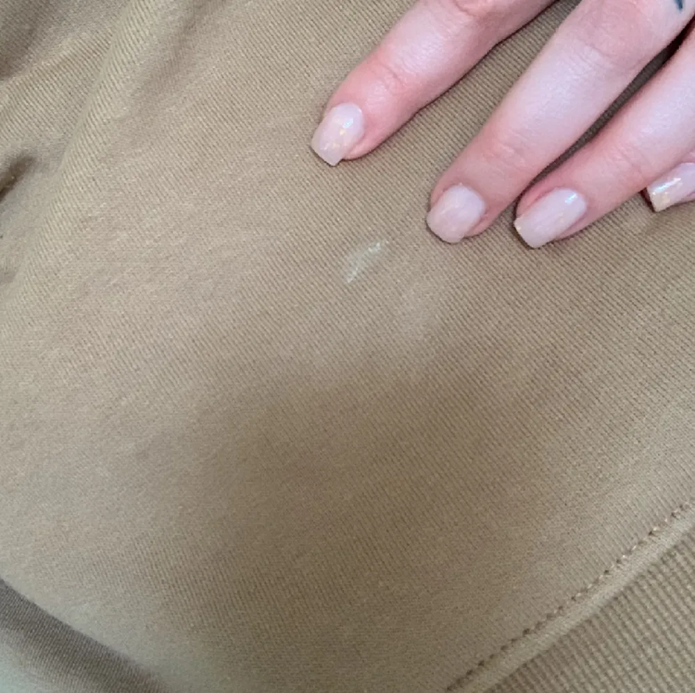 Jättefin luvtröja i beige-brun. Tröjan är knappt använd, men finns en liten fläck på den se bild 3 tröjan passar s-m jag är m på bilden 🫶🏻. Hoodies.