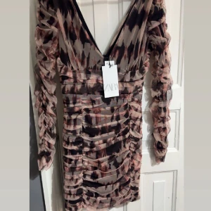 Klänning  - Klänning har aldrig använts prislappen på den finns men tyvär var den för liten för mig. Den har storleken S jätte fin på kroppen. Den är från Zara.köpte den för 400 och ska sälja den för 150🖤