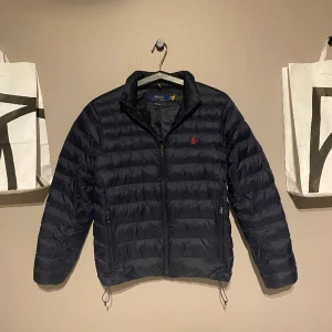Ralph Lauren jacka - Tja, säljer nu min Ralph Lauren jacka då den inte kommer till använding. Jag köpte den i höstas för ca 4000kr på deras egna hemsida. Använd ett fåtal gånger men inga defekter eller hål. Pris kan diskuteras!