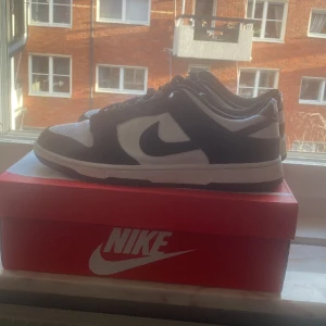 Panda dunks storlek 46 - Skick 10/10 använda en gång, storlek 46 men passar till storlek 45 Köpta för 1700 säljer för 1200 mek pris kan diskuteras 