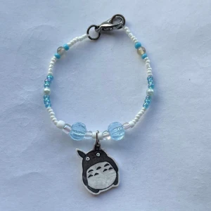 totoro armband - handgjort armband med totoro tema🫶 tråden är stretchig men armbandet har även ett spänne💖