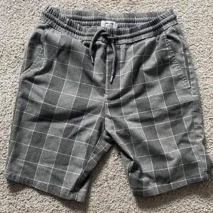 Rutiga shorts från O&S som är som nya utan defekter, hör av er om funderingar!