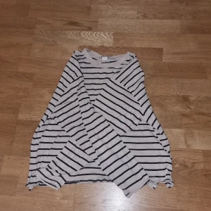 Lång armad randig - Det är i bra skick inga hål eller fläckar bara inte riktigt min stil längre