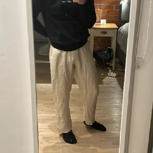 The Blue Uniform Linnebyxor, Benvit, Storlek M - The Blue Uniform Exklusiva Linnebyxor i Benvit, Storlek M i Nyskick! Högkvalitativt material i äkta linne. Luftiga, och stilfulla, dessa byxor ger en elegant touch till din stil. Originalpris 1000 kr. 