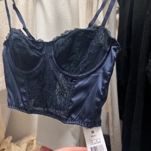 Marinblå bralett  - Oanvänd från gina 