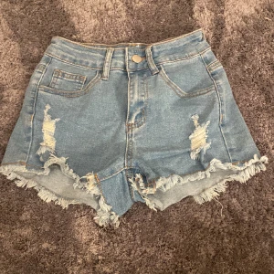 Jeansshorts🌸 - Köpte på SHEIN för ca 100 kr. Använt ett par gånger bara. Storlek Eu: 146. Bra skick! Säljer för 35 kr + frakt (om du inte bor i Uddevalla)