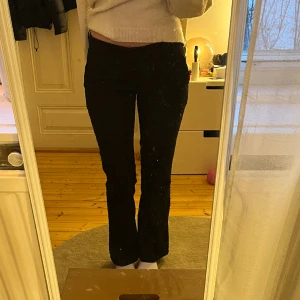 Lågmidjade kostymbyxor  - svarta lågmidjade kostymbyxor som sitter som en smäck 