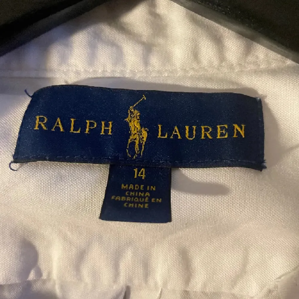 Tja säljer nu denna sjukt snygga Ralph Lauren skjorta i storlek 14/XS. Passar perfekt under halt zip eller crewneck. Skicket är 9/10, inga tydliga defekter. Nypriset ligger på 1499 kr, ej fast pris. Vid fler frågor/bilder är det bara att skriva!. Skjortor.