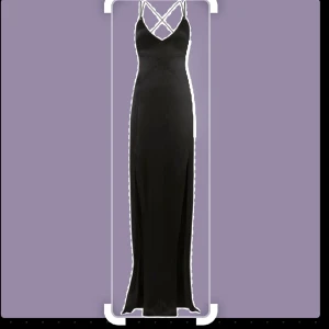 balklänning svart - säljer en lång svart klänning med snygg rygg! Jättelång på mig som är 170! Kan ta bättre bilder  om det behövs såklart☀️