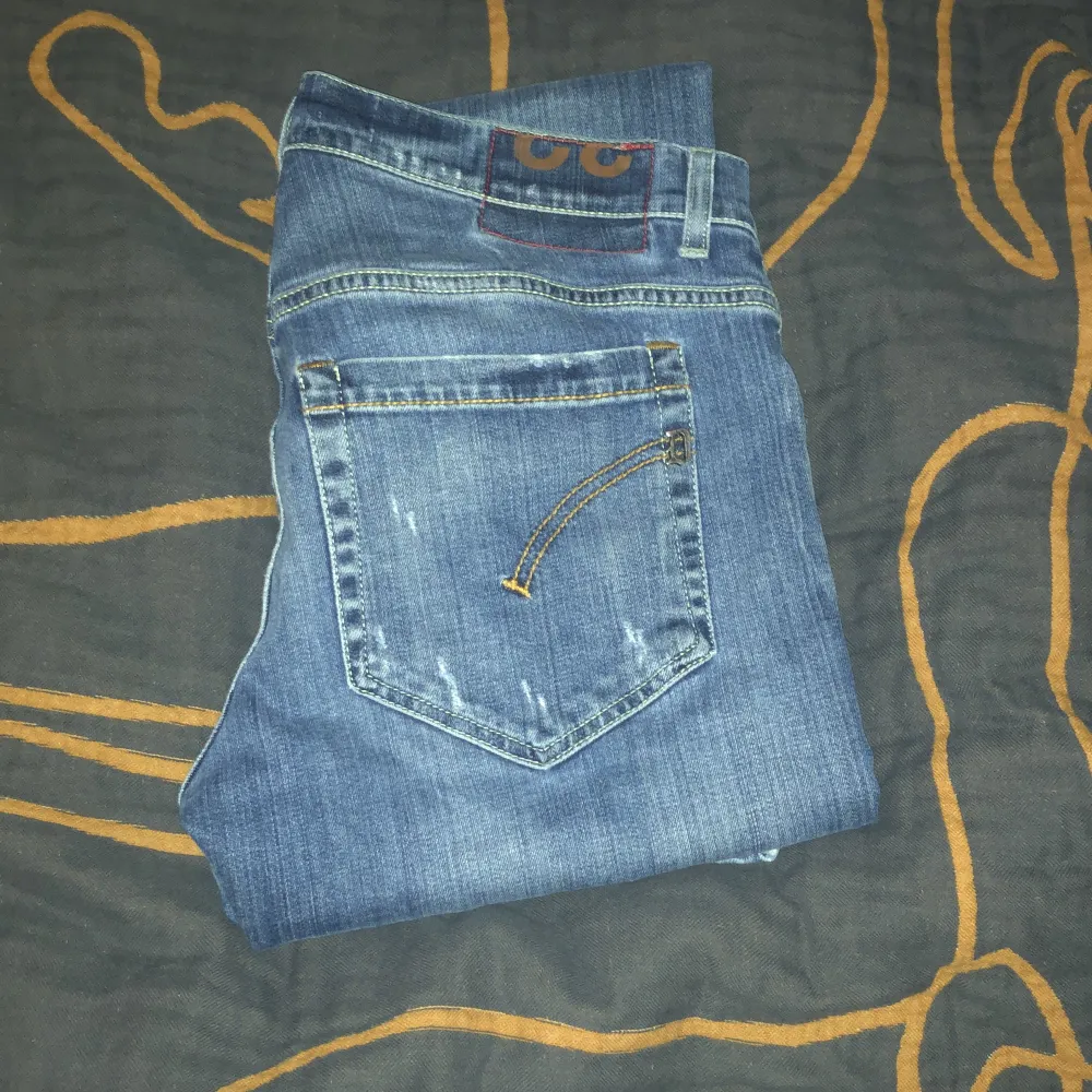 Tjena! Säljer nu mina blåa dondup jeans! Jeansen är i storlek 32 i modellen George nypris är ca 3800 kr och säljer mina för 950. Hör av er om ni har några frågor kring jeansen!. Jeans & Byxor.