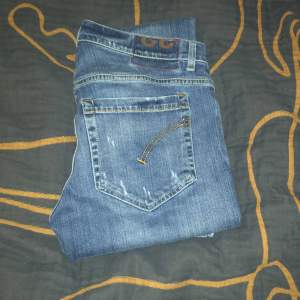 Tjena! Säljer nu mina blåa dondup jeans! Jeansen är i storlek 32 i modellen George nypris är ca 3800 kr och säljer mina för 950. Hör av er om ni har några frågor kring jeansen!