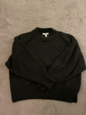 Grå Stickad  - Stickad tröja med pärlor på💗