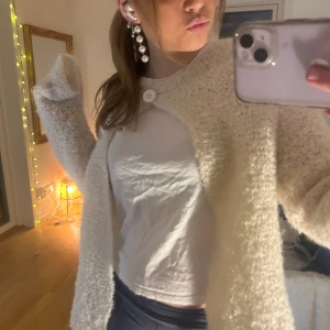 Vit stickad kofta - Så fin vit/crémefärgad stickad kofta med knapp 🩷