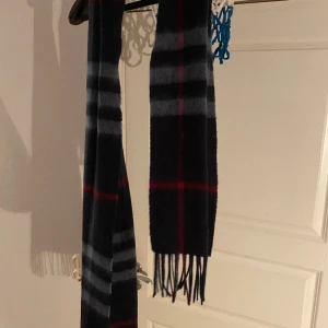 BRBRRY halsduk - Tja! Säljer denna as feta BRBRRY halsduk. Navy blåt. DM för fler frågor