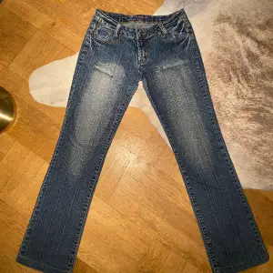 Assnygga jeans med kronor av rhinestones på rumpan. Fler bilder kan skickas vid önskemål!  Midje mått: 37 cm Innebenslängd: 74 cm
