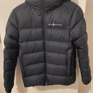 Sail racing jacka  - Säljer min Sail racing jacka som är för liten för mig den är lite sönder på vänster arm men fixat så gott det går. Pris kan diskuteras 