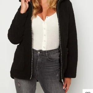 Jacka från Bubbleroom - Storlek 40/42 använt fåtal gånger 🤍 nypris är 599kr och är slutsåld.  
