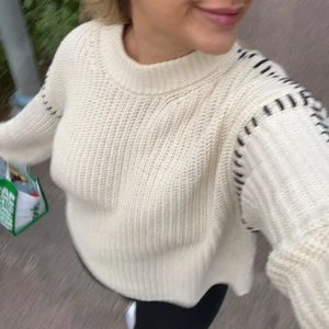 Sååå fin stickad tröja! - Knappt använd stickad tröja från Gina. 