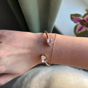 Caroline Svedbom armband - Justerbart! Fint skick, endast tappat lite färg innantill, se bild 2! Nypris 695 kr! 