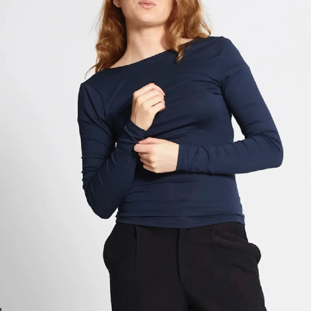 Snygg mörkblå rygglös tröja i storlek S. Köpt ifrån lager 157 och kommer inte till användning❤️Inga defekter eller skador. Tröjor & Koftor.