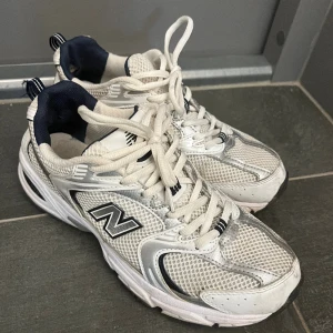 New balance skor - New balance skor, använda men de är fortfarande hela och användbara.  Nypris:1399kr  