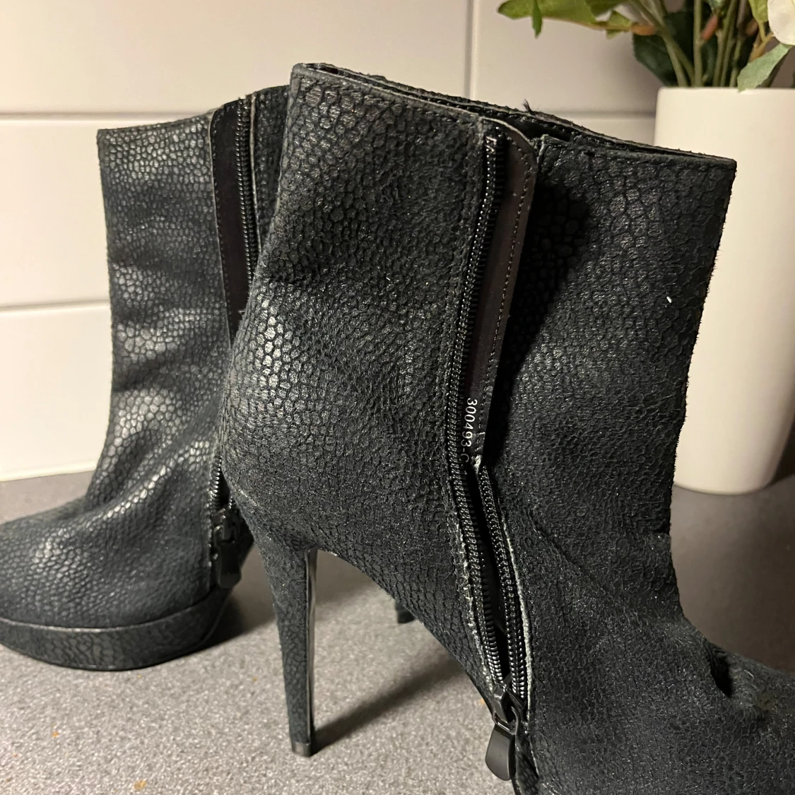 Svarta platåstövletter med ormskinnsmönster - 1