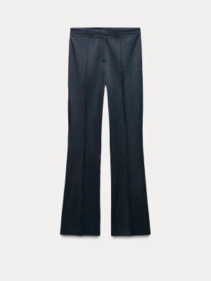 Mörkblå bootcut byxor med denim-look - Snygga mörkblå byxor med bootcut och denim-look. 