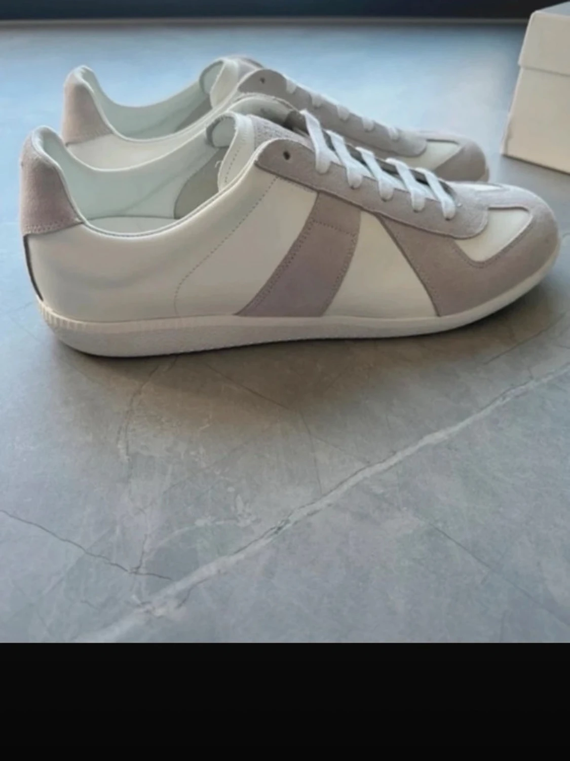 Vita och grå sneakers i mocka och läder - 1