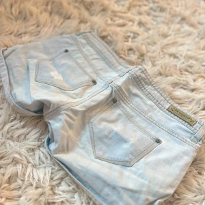 F8 Superlowwaist lowrise lågmidjade ljusblåa jeanshorts med slitningar - Säljer massa flera lågmidjade jeanshorts på min profil! Sååå snygga! Midja ca 43 cm rakt över💞