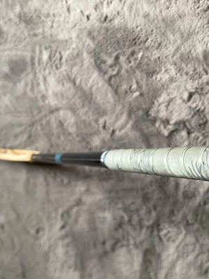 Innebandyklubba ultralight oxdog - Säljer en innebandyklubba ultralight oxdog. Den är 98cm lång med 29flex. Skriv ifall du har intresse!