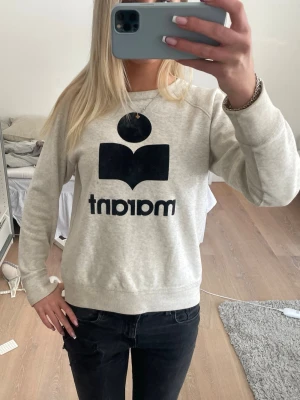 Isabel marant tröja  - Säljer min Isabel Marant tröja då den inte kommer till användning! Tröjan är i storlek 40 men passar S! 🥰