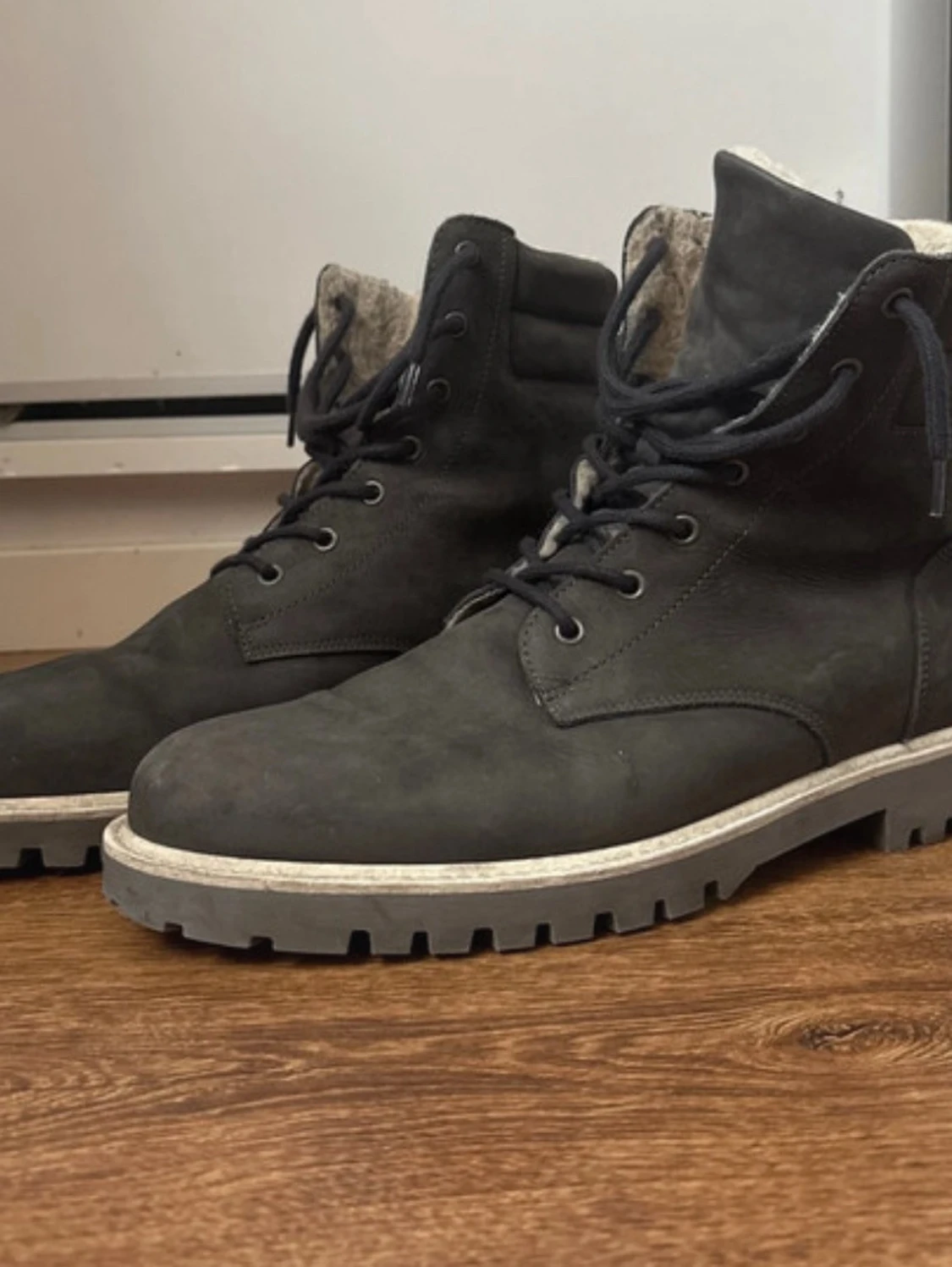 Svarta fodrade kängor med grov sula - 1