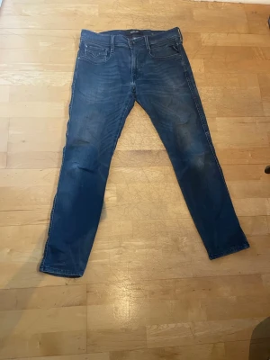 Mörkblå slim fit jeans från replay  - Otroligt bra skick, inga slitningar. W33 L32