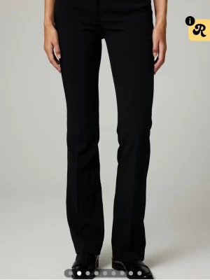 kostymbyxor  - Snygga svarta kostymbyxor från bik bok med klassisk rak passform och diskreta fickor. Byxorna har en stilren look och är perfekta för en clean och modern outfit. Tillverkade i ett mjukt material som ger en bekväm känsla hela dagen.