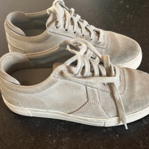 Gråa sneakers från Axel arigato  - Snygga gråa sneakers från arigato! De är i fint skit men är lite smutsiga på vissa ställen. Skriv för fler bilder eller frågor!