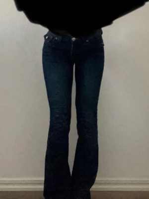 Mörkblå becca true religion bootcut jeans - Säljer mörkblåa true religion bootcut jeans i storlek W25 i mycket bra skick. Bara lite missfärgning längst ner som man absolut inte märker!! 💕 pris kan diskuteras! Eller byte mot ett par i W24